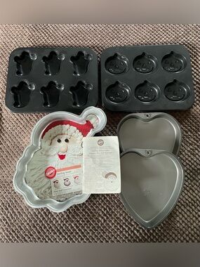 Holiday Cake/Cupcake Baking Pans Lot of 5